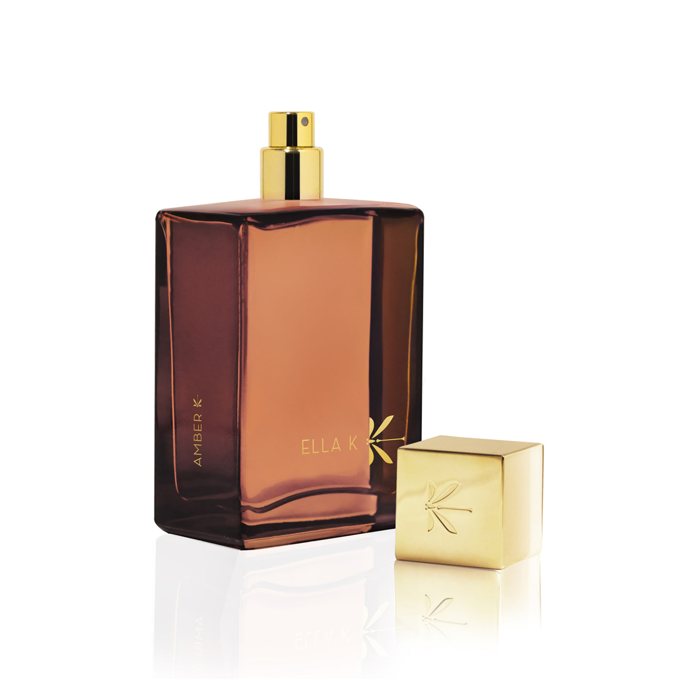 Flacon de parfum Amber K d’Ella K avec capuchon doré retiré et vaporisateur doré visible, présenté sur fond blanc.