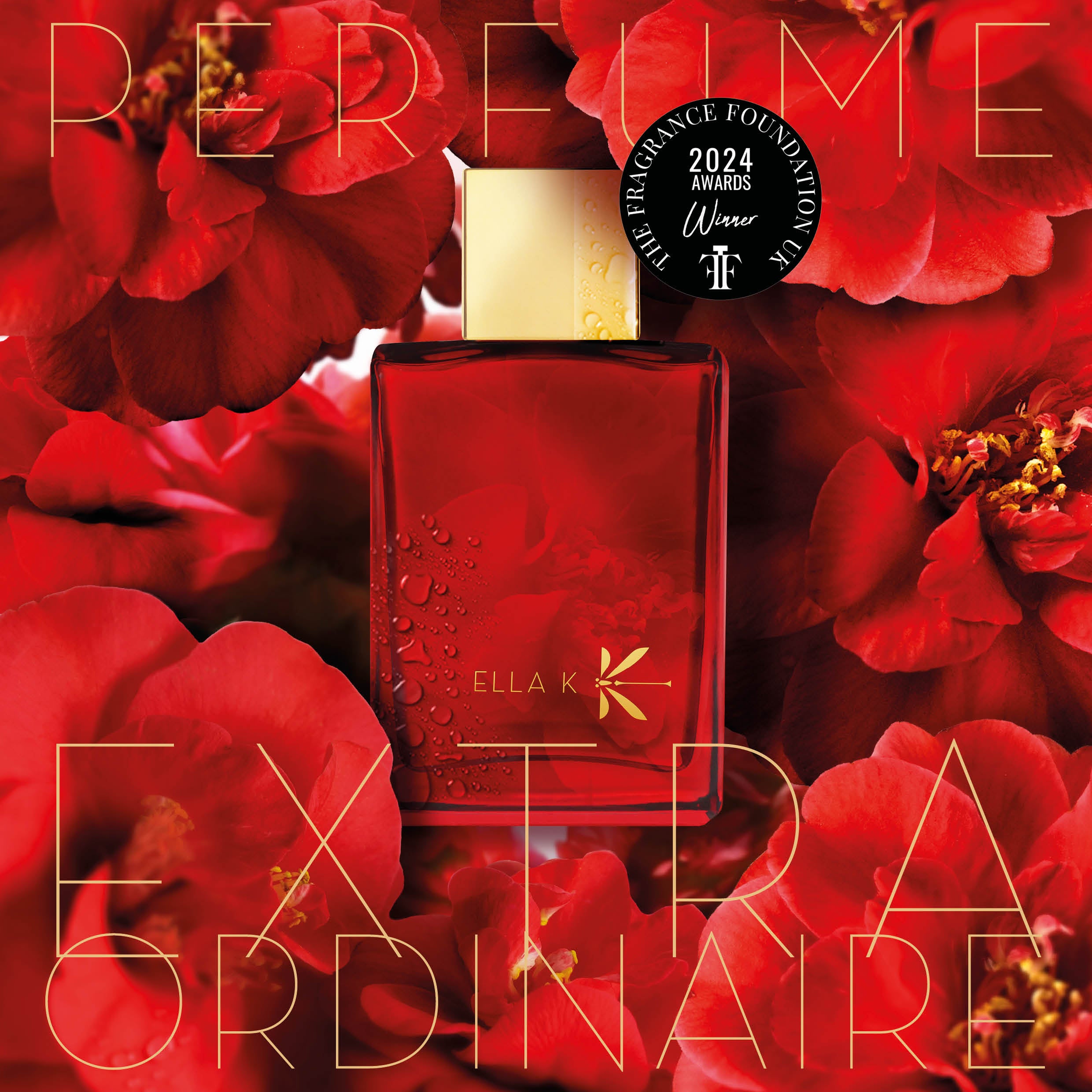 Flacon rouge « CAMELIA K » d’Ella K Parfums parmi des fleurs rouges, décoré du sceau « Fragrance Foundation UK Award 2024 – Winner ».