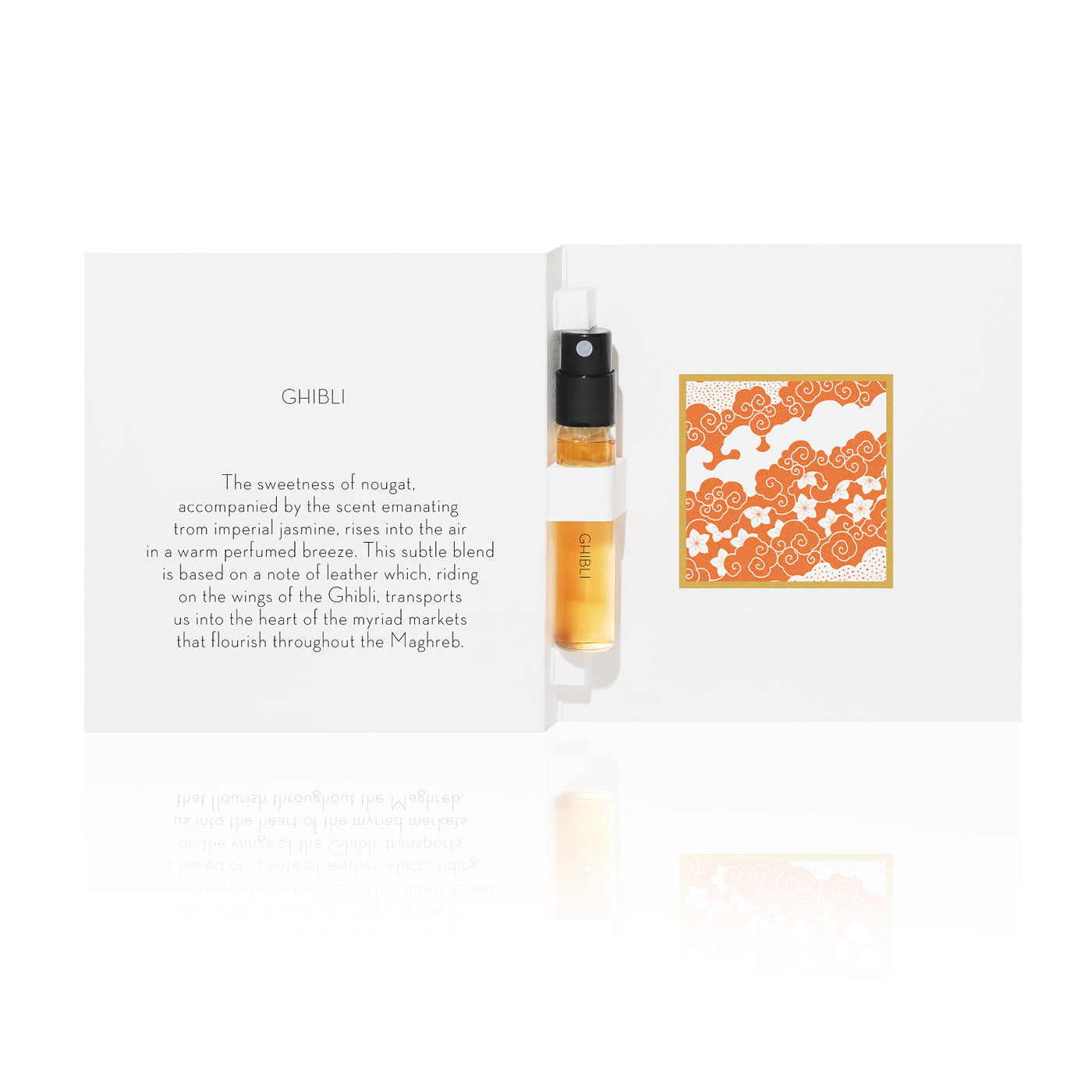 L’échantillon du parfum Ghibli d’Ella K est présenté dans une carte blanche ouverte, avec un poème imprimé sur la gauche et une illustration évocatrice sur la droite.