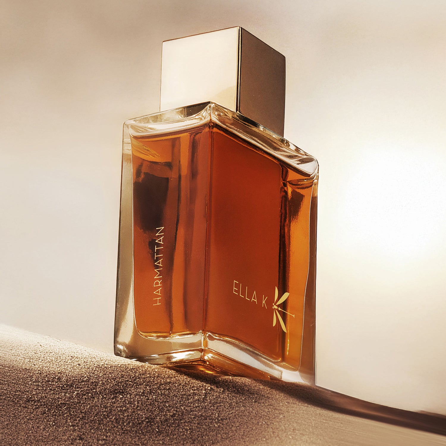Le flacon d’« Harmattan » repose sur un sable doré, accompagné d’une texture cuir sombre. Une mise en scène jouant sur les contrastes de lumière, de matière et de chaleur.