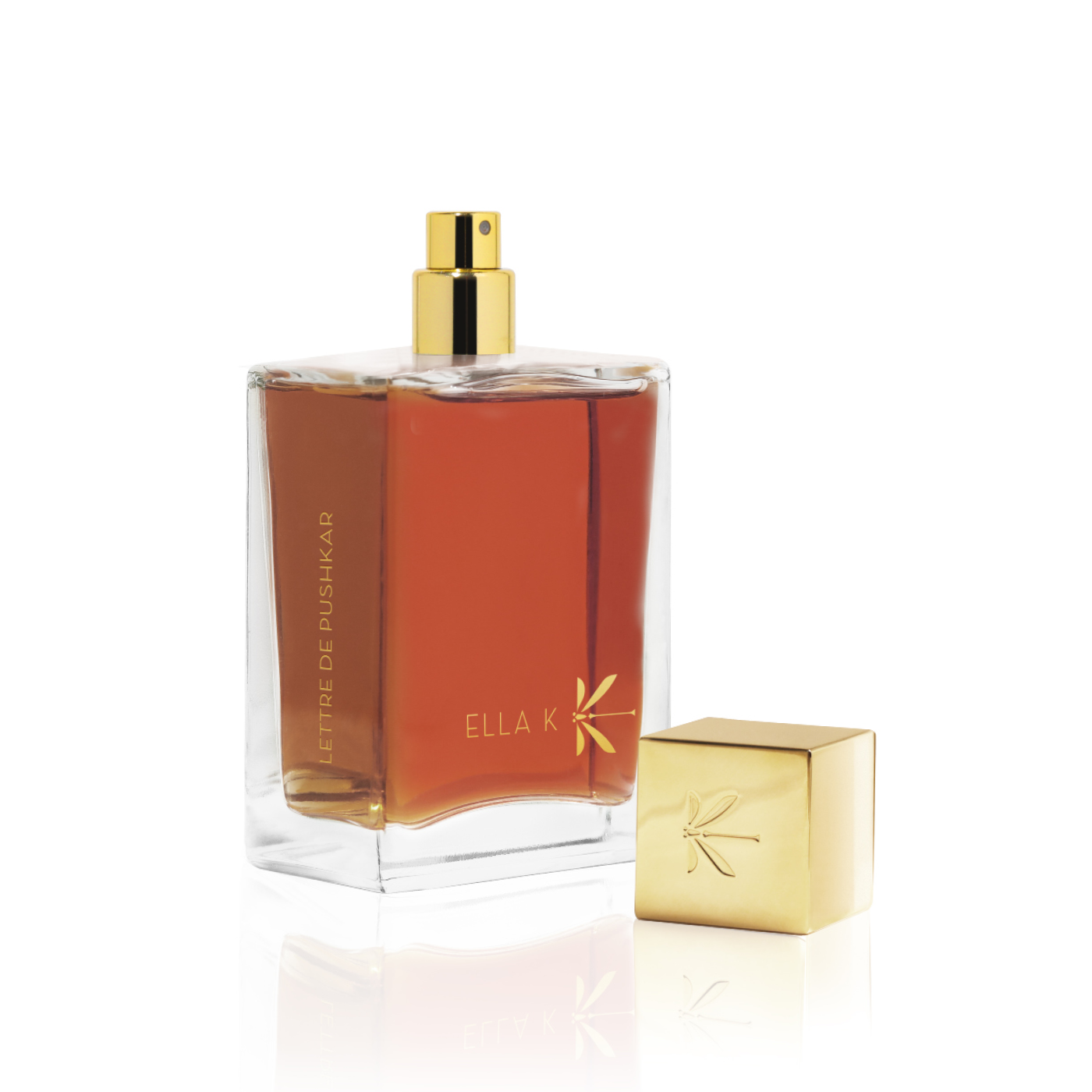 Flacon de parfum Lettre de Pushkar d’Ella K avec capuchon doré retiré et vaporisateur doré visible, présenté sur fond blanc.