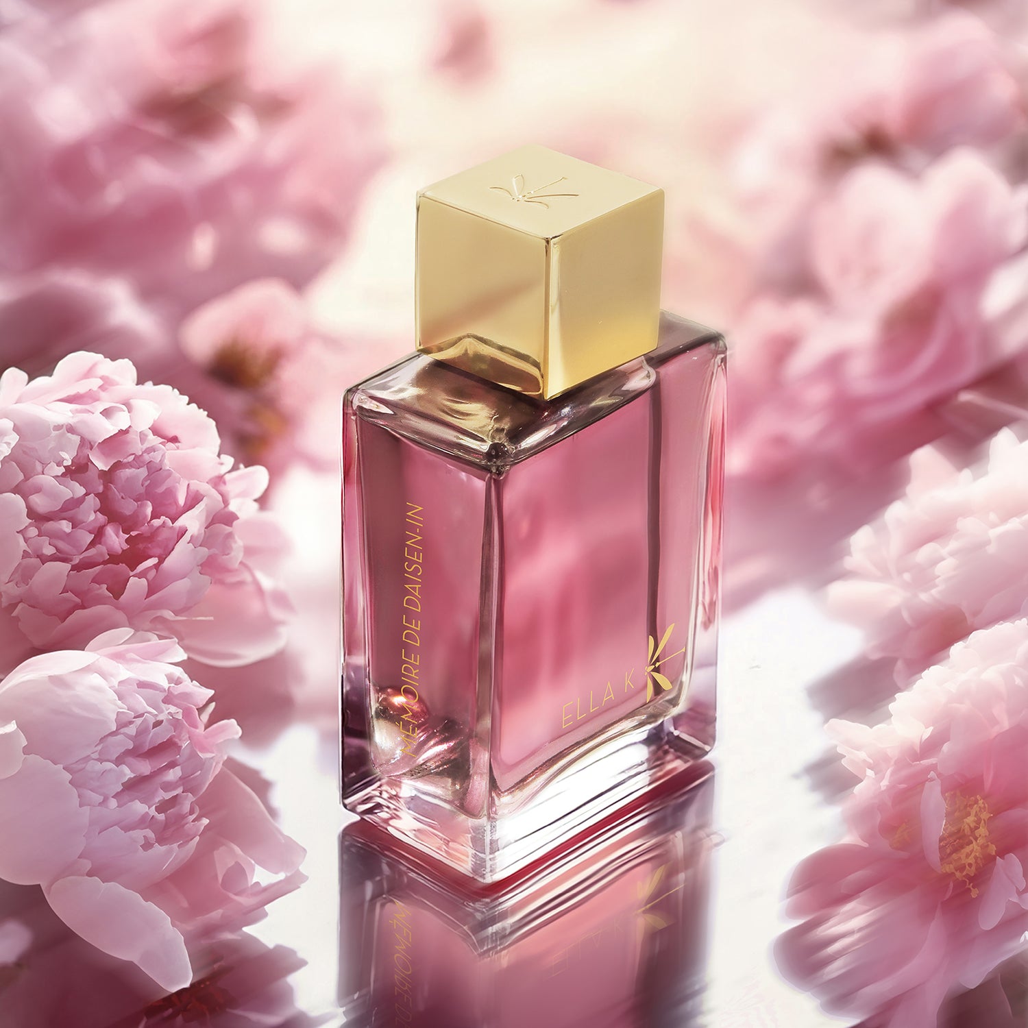 Le flacon du parfum Mémoire de Daisen In – mis en scène parmi des pivoines roses sur une surface miroir – une composition florale et poétique.