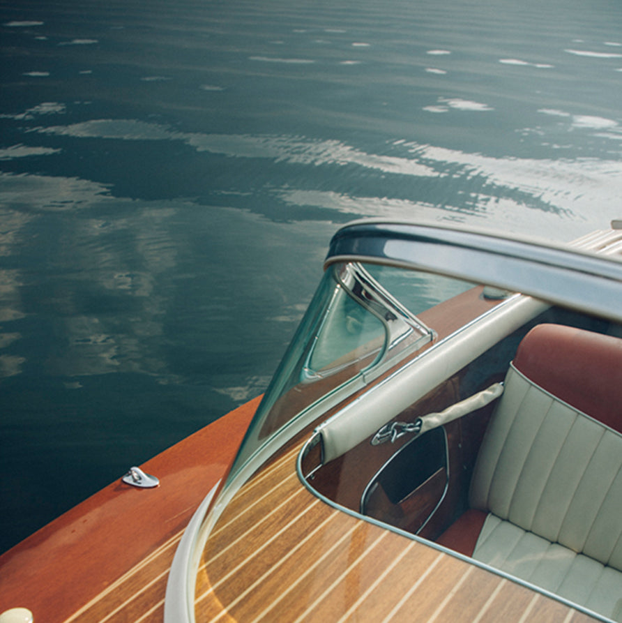 Gros plan d’un bateau classique flottant sur une eau calme – symbole de l’élégance froide et de la sophistication intemporelle d’Orchid K, l’eau de parfum d’Ella K.