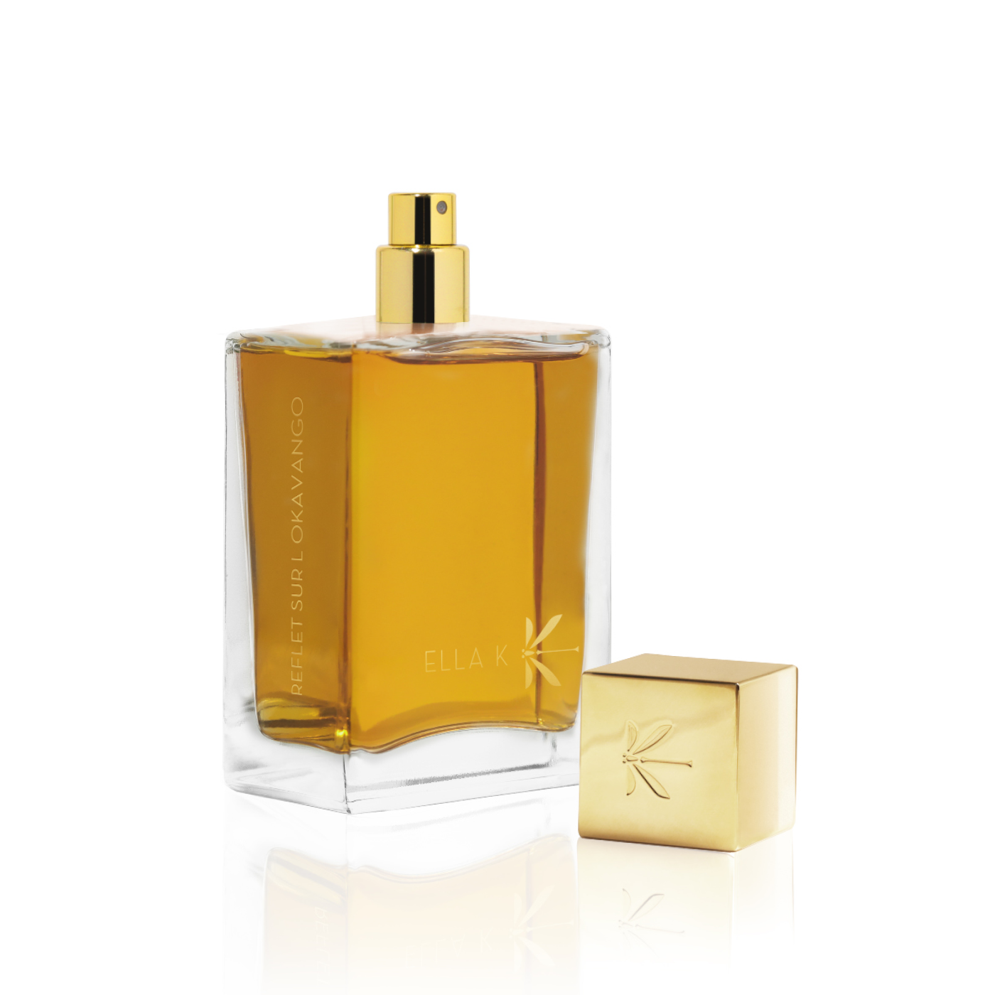 Flacon de parfum Reflet de l’Okavango d’Ella K avec capuchon doré retiré et vaporisateur doré visible, présenté sur fond blanc.
