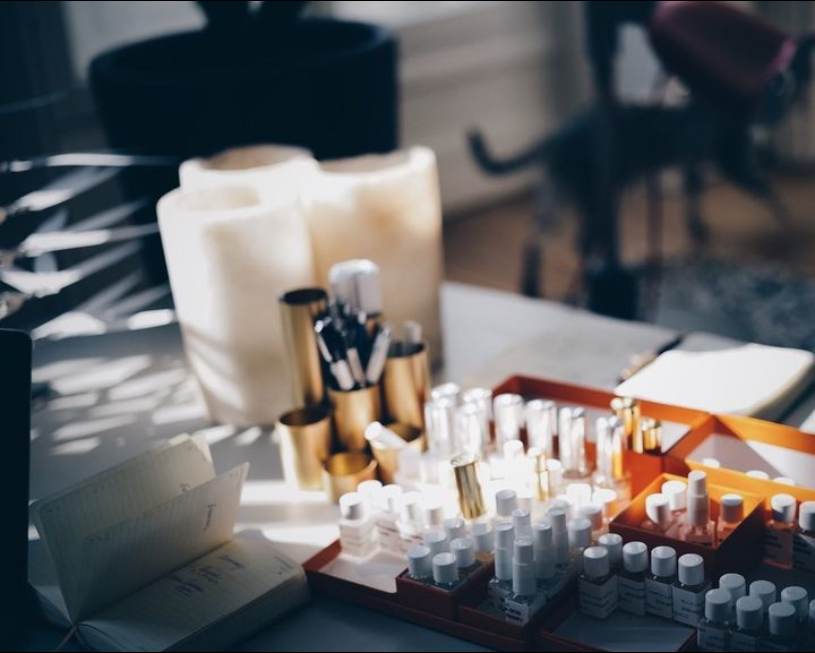 Un espace de création olfactive avec pipettes, fioles et carnets – entre inspiration sensorielle et précision scientifique.