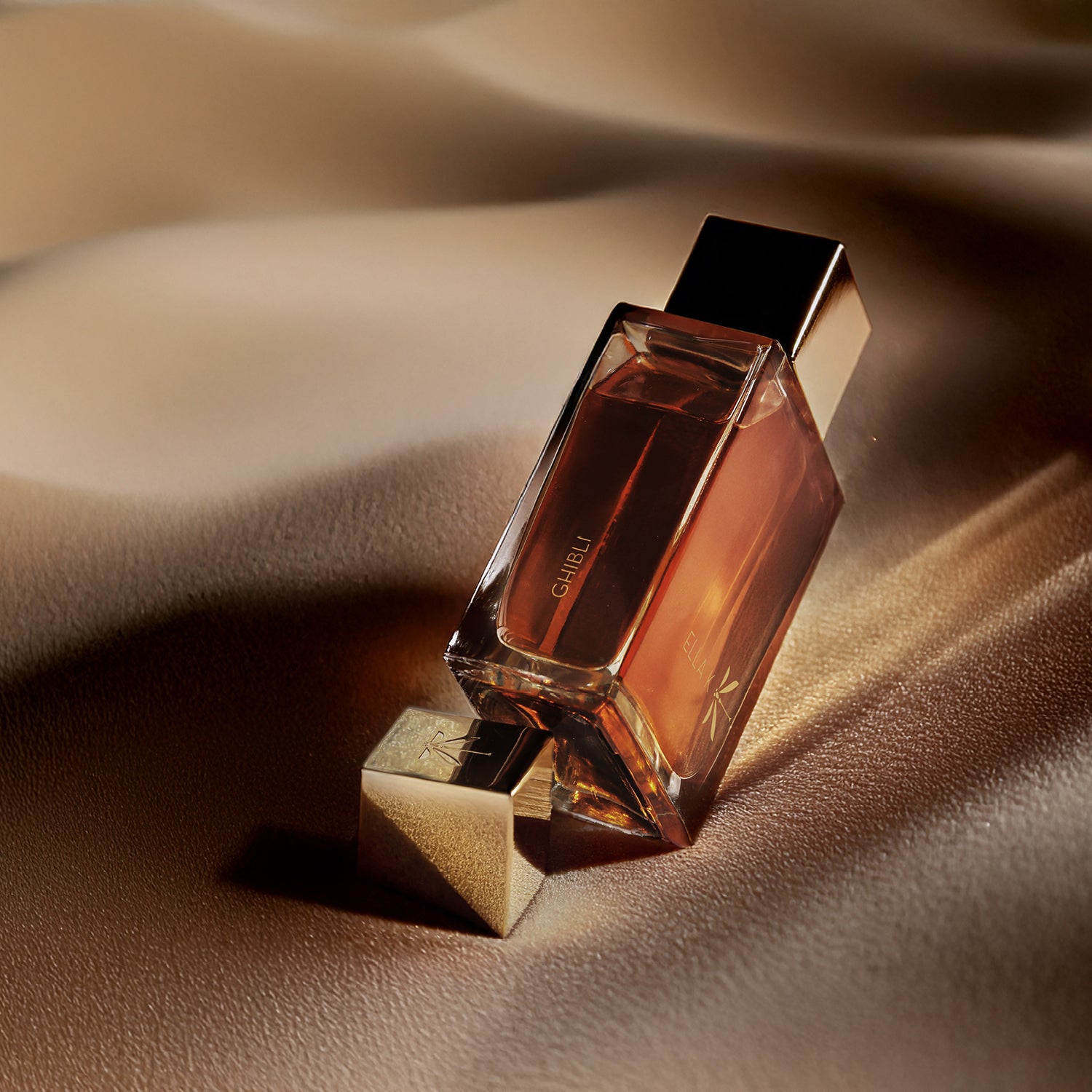 Le parfum « Ghibli » d’Ella K repose sur le sable ondulé du désert dans la lumière dorée du crépuscule – puissant, mystérieux, lumineux.