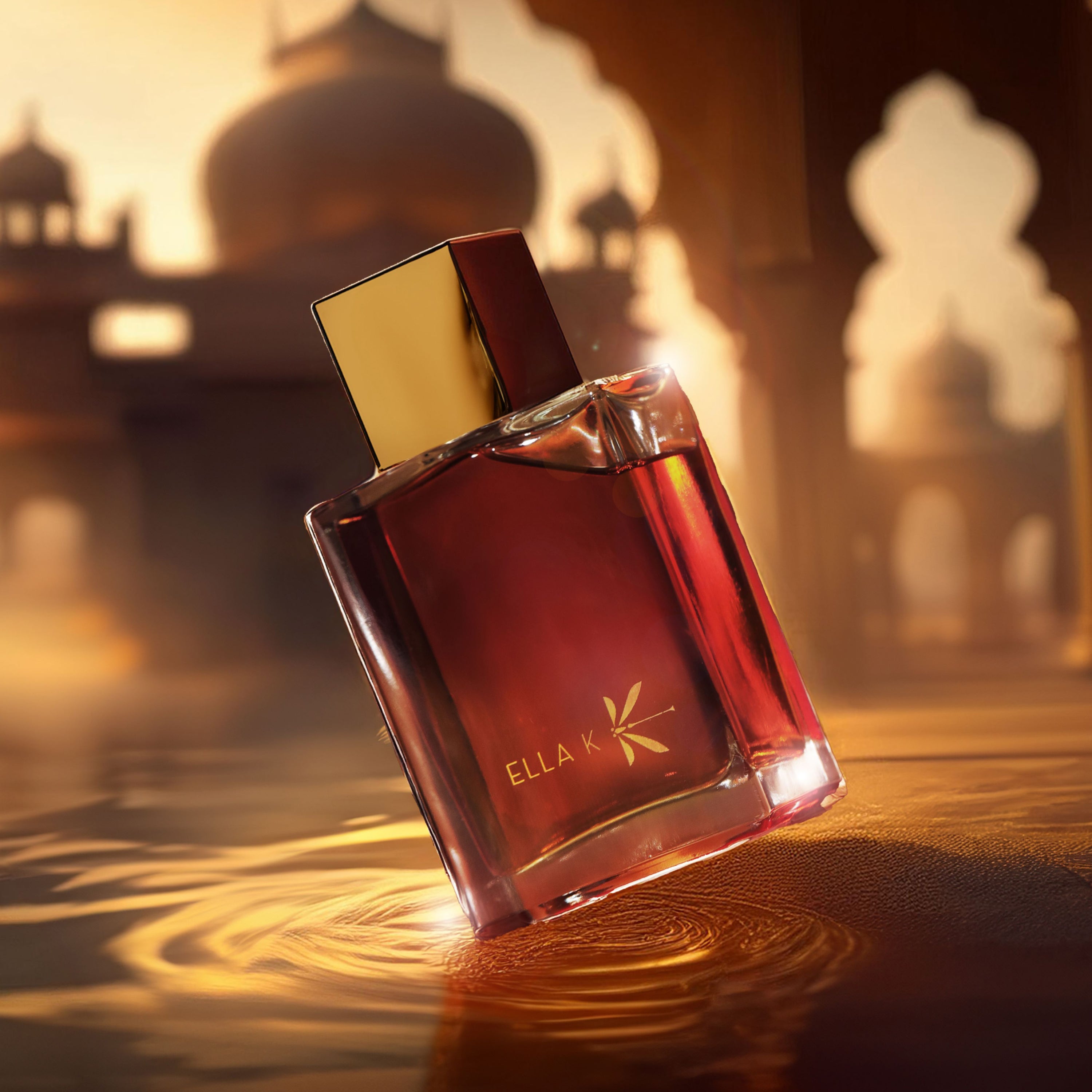 Le flacon raffiné de « Lettre de Pushkar » posé sur une surface d’eau dorée, avec en arrière-plan une architecture indienne floue baignée de lumière chaude. Le parfum s’offre comme une lettre venue d’un autre monde – mystérieuse et envoûtante.