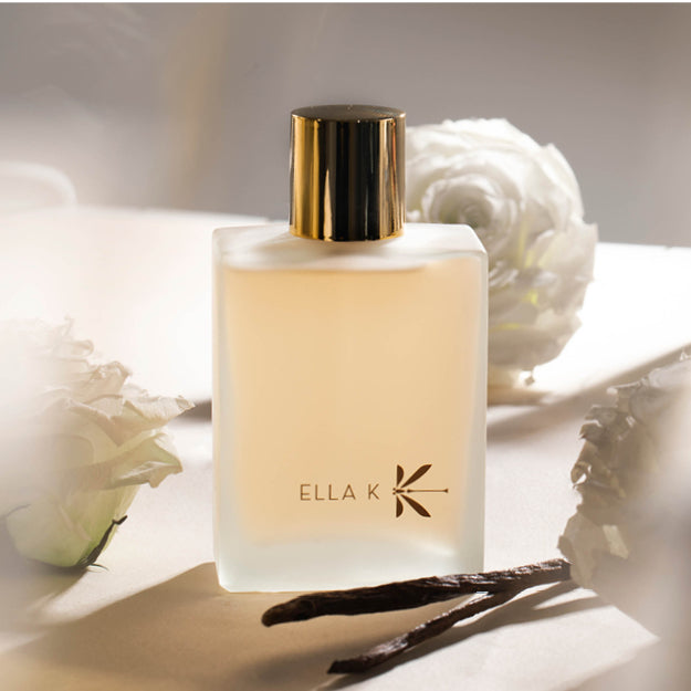 Flacon Lettre de Pushkar Hair Mist d’Ella K – entouré de fleurs blanches et de gousses de vanille – une brume parfumée pour les cheveux, sensuelle et délicate.