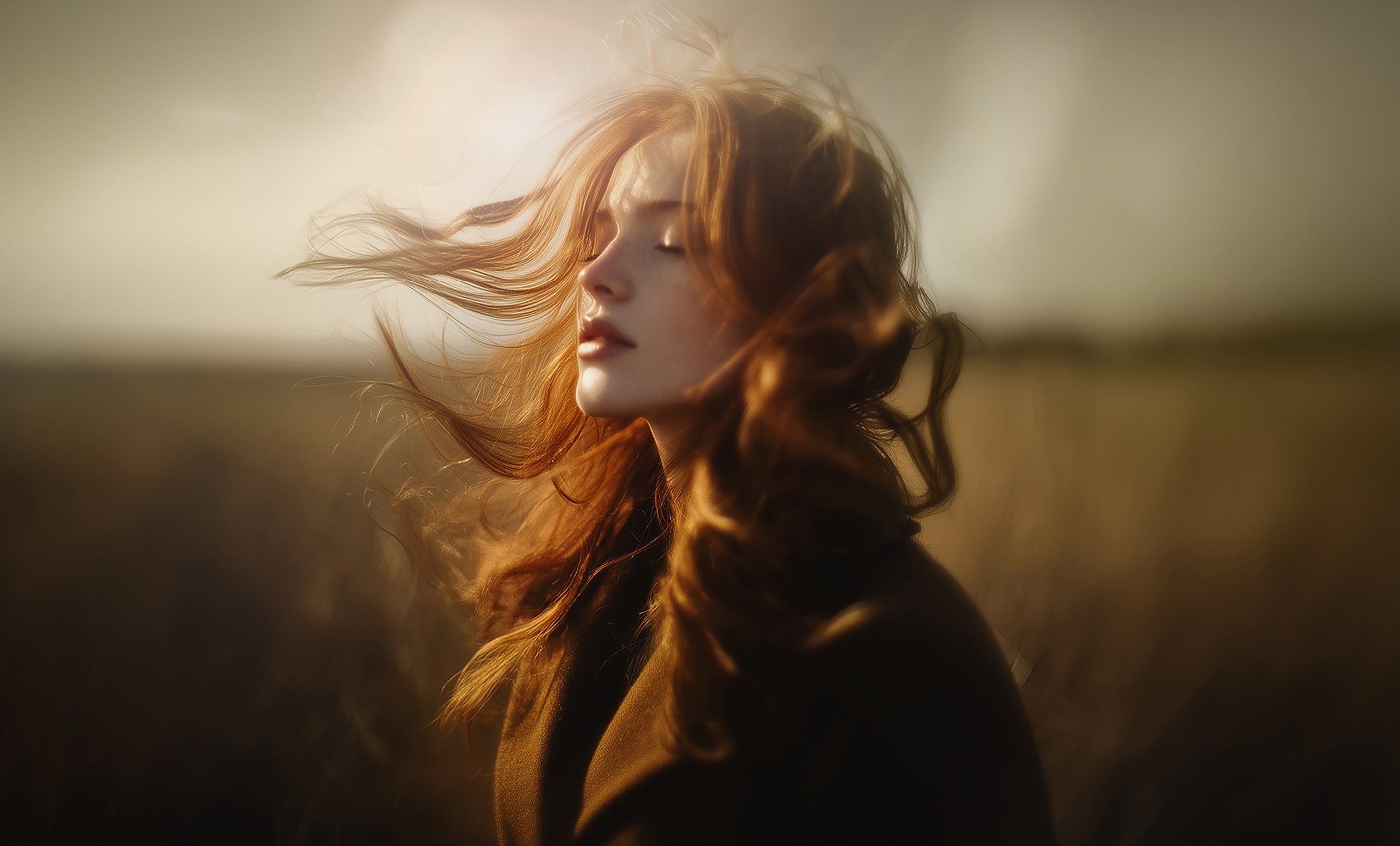 Femme aux cheveux flottants dans le vent – image poétique de la campagne Amber K par Ella K.