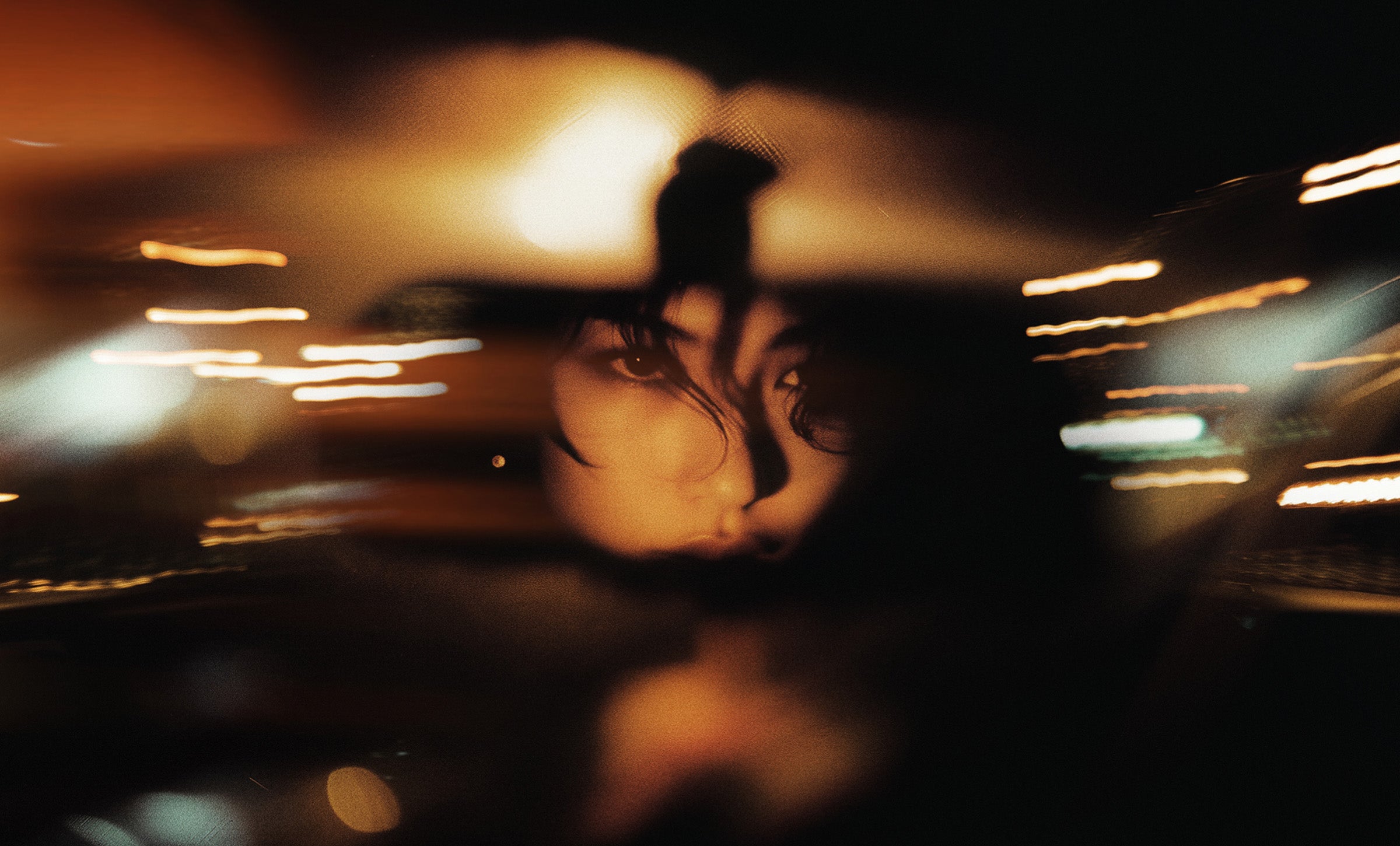 Portrait atmosphérique d’une femme baignée de lumière dorée – flou et mystérieux, inspiré par l’univers sensoriel des parfums Ella K. L’image capture la profondeur émotionnelle et l’élégance poétique de la marque.
