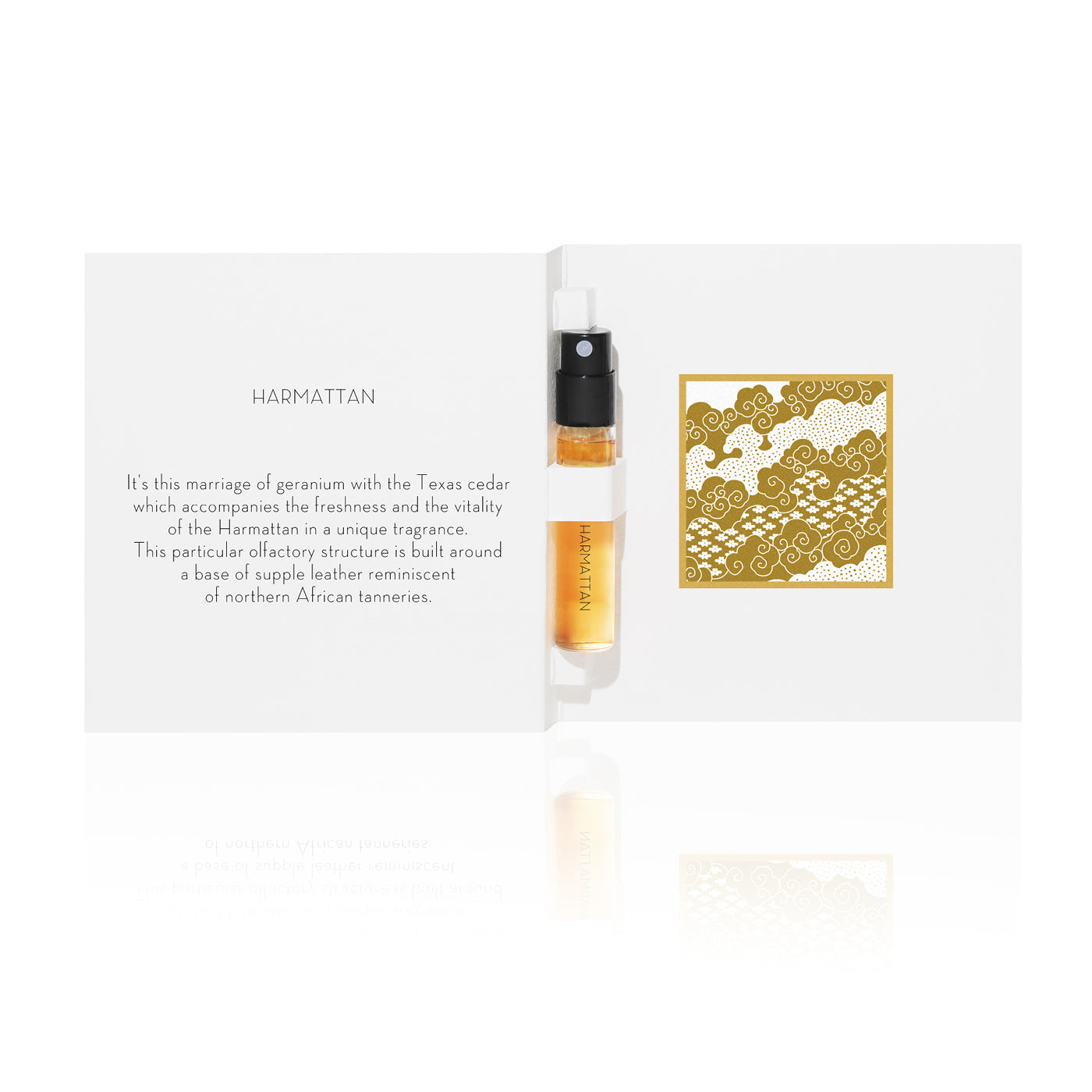 L’échantillon du parfum Harmattan d’Ella K est présenté dans une carte blanche ouverte, avec un poème imprimé sur la gauche et une illustration évocatrice sur la droite.