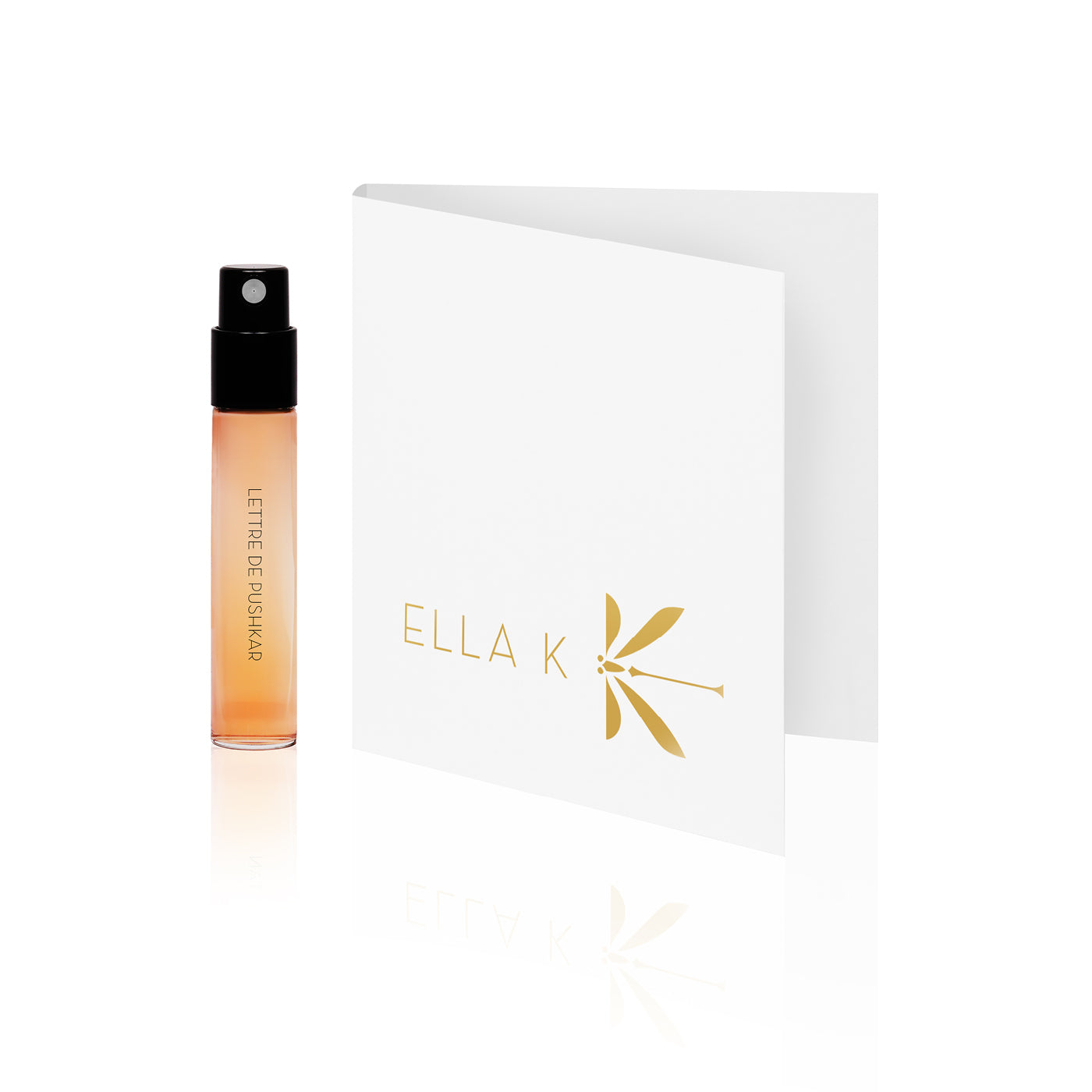 Flacon d’échantillon du parfum Lettre de Pushkar d’Ella K, placé à côté d’une carte pliée blanche élégante avec le logo doré d’Ella K, sur fond blanc.