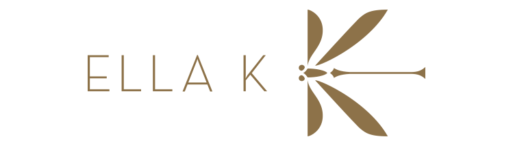 Logo de la marque Ella K Parfums – lettrage fin « ELLA K » accompagné d’un symbole graphique doré représentant une libellule stylisée. Le logo incarne l’élégance, la légèreté et l’esprit du voyage – éléments essentiels de l’identité de la marque.