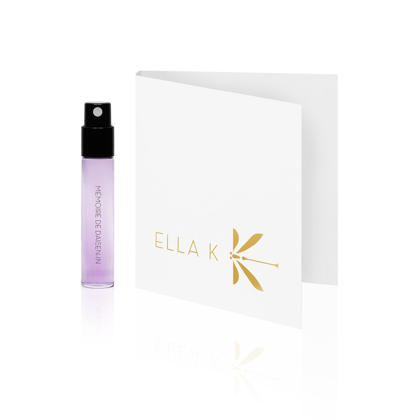 Flacon d’échantillon du parfum Mémoire de Daisen In d’Ella K, placé à côté d’une carte pliée blanche élégante avec le logo doré d’Ella K, sur fond blanc.