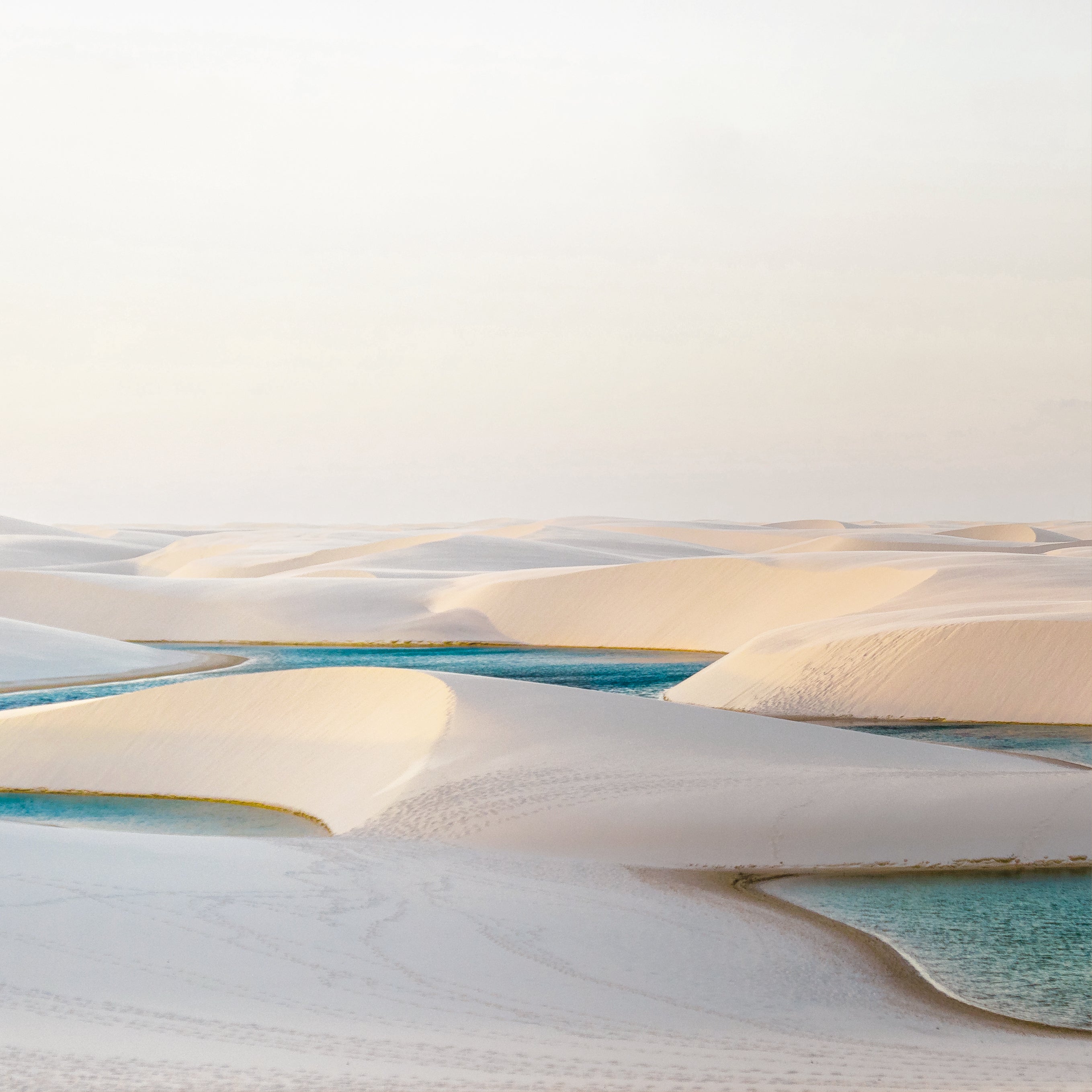 Paysage onirique de dunes de sable blanc et de lagunes turquoise – une évocation de pureté et de douceur, à l’image des notes musquées de Musc K.