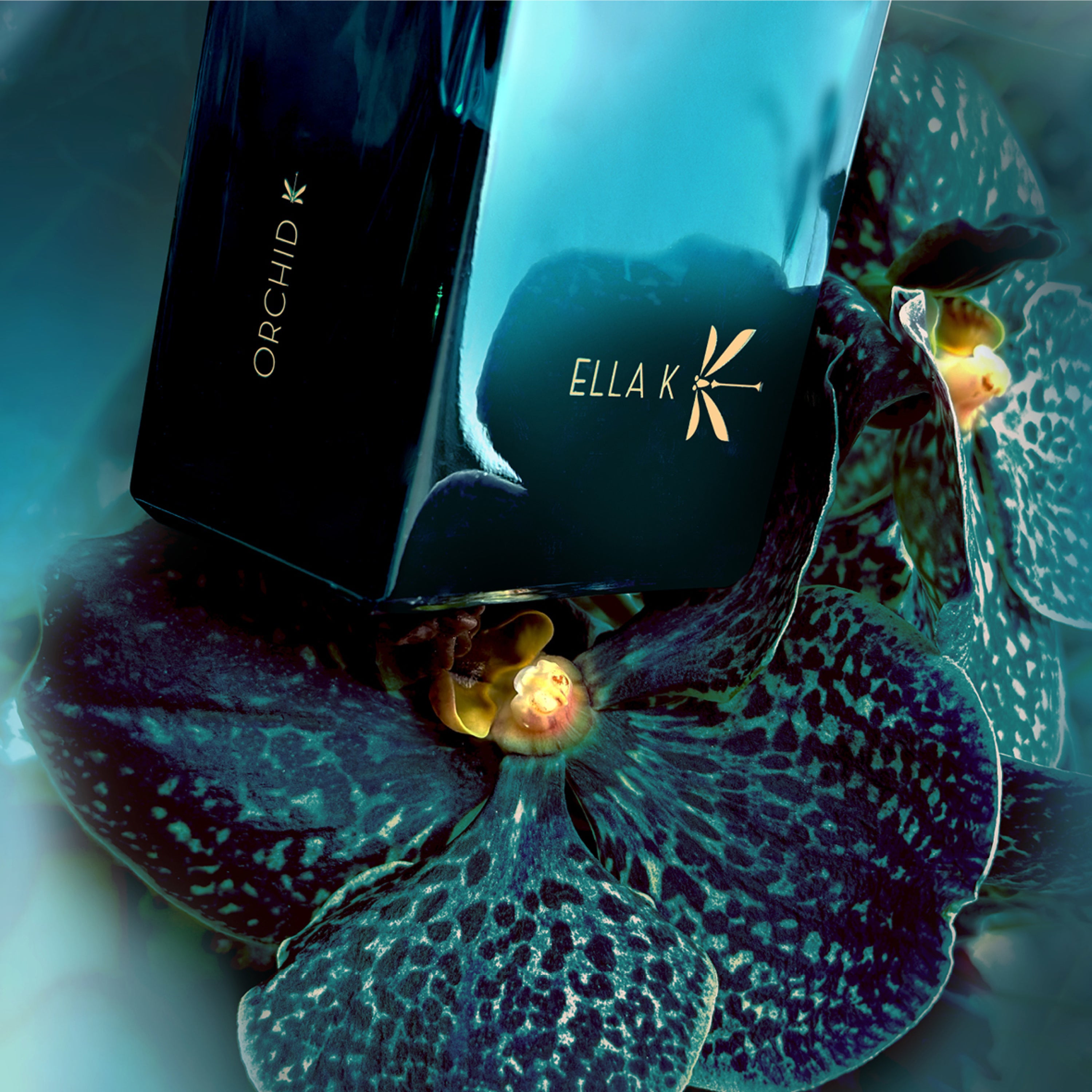Le flacon raffiné d’Orchid K posé sur une orchidée Vanda exotique – une fragrance qui marie sensualité florale et élégance contemporaine. Parfum de luxe signé Ella K.