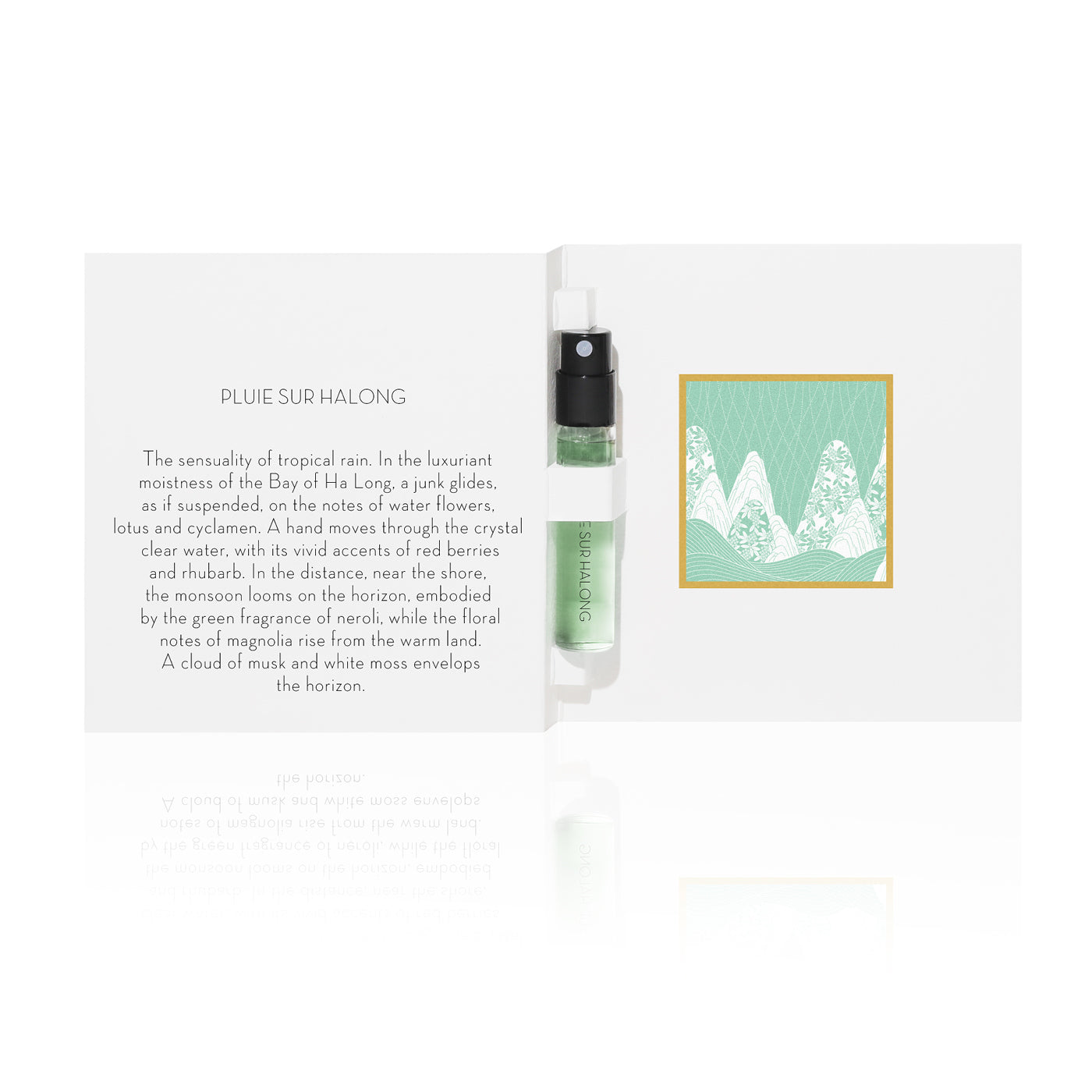 L’échantillon du parfum Pluie sur Ha Long d’Ella K est présenté dans une carte blanche ouverte, avec un poème imprimé sur la gauche et une illustration évocatrice sur la droite.