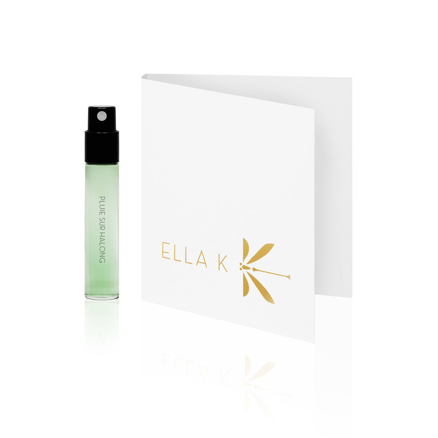Flacon d’échantillon du parfum Pluie sur Ha Long d’Ella K, placé à côté d’une carte pliée blanche élégante avec le logo doré d’Ella K, sur fond blanc.