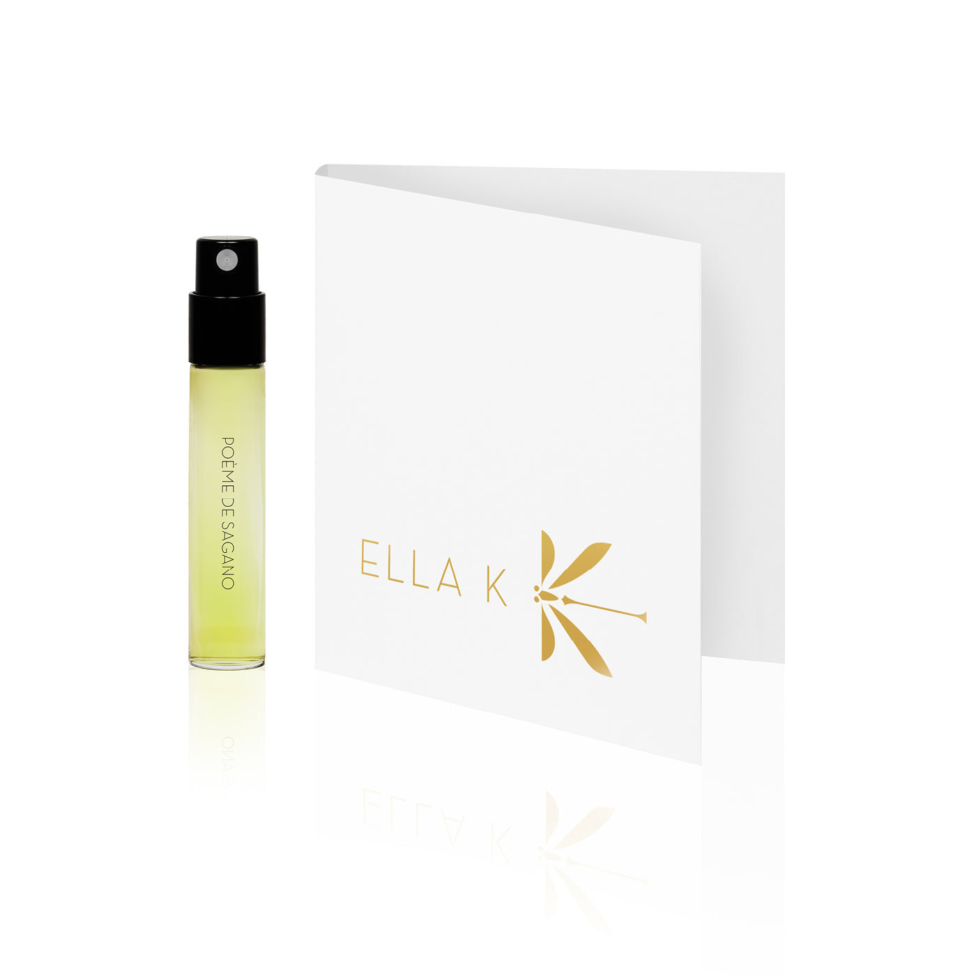 Flacon d’échantillon du parfum Poème de Sagano d’Ella K, placé à côté d’une carte pliée blanche élégante avec le logo doré d’Ella K, sur fond blanc.
