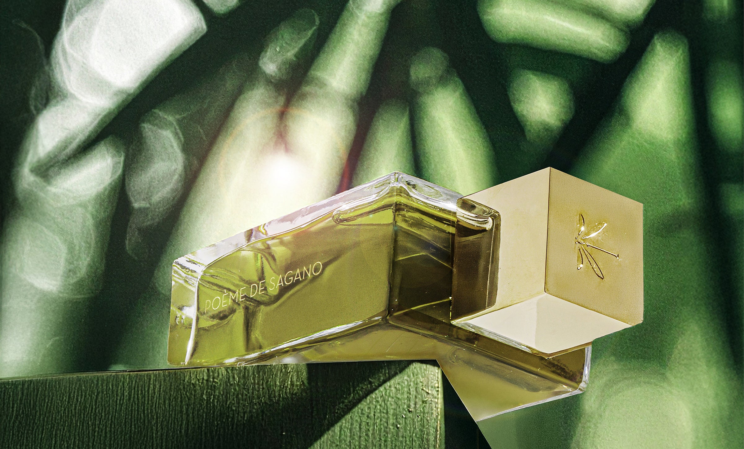 Le flacon du parfum « Poème de Sagano » d’Ella K devant une lumière douce et une texture de bambou – hommage à la forêt de bambous d’Arashiyama à Kyoto.