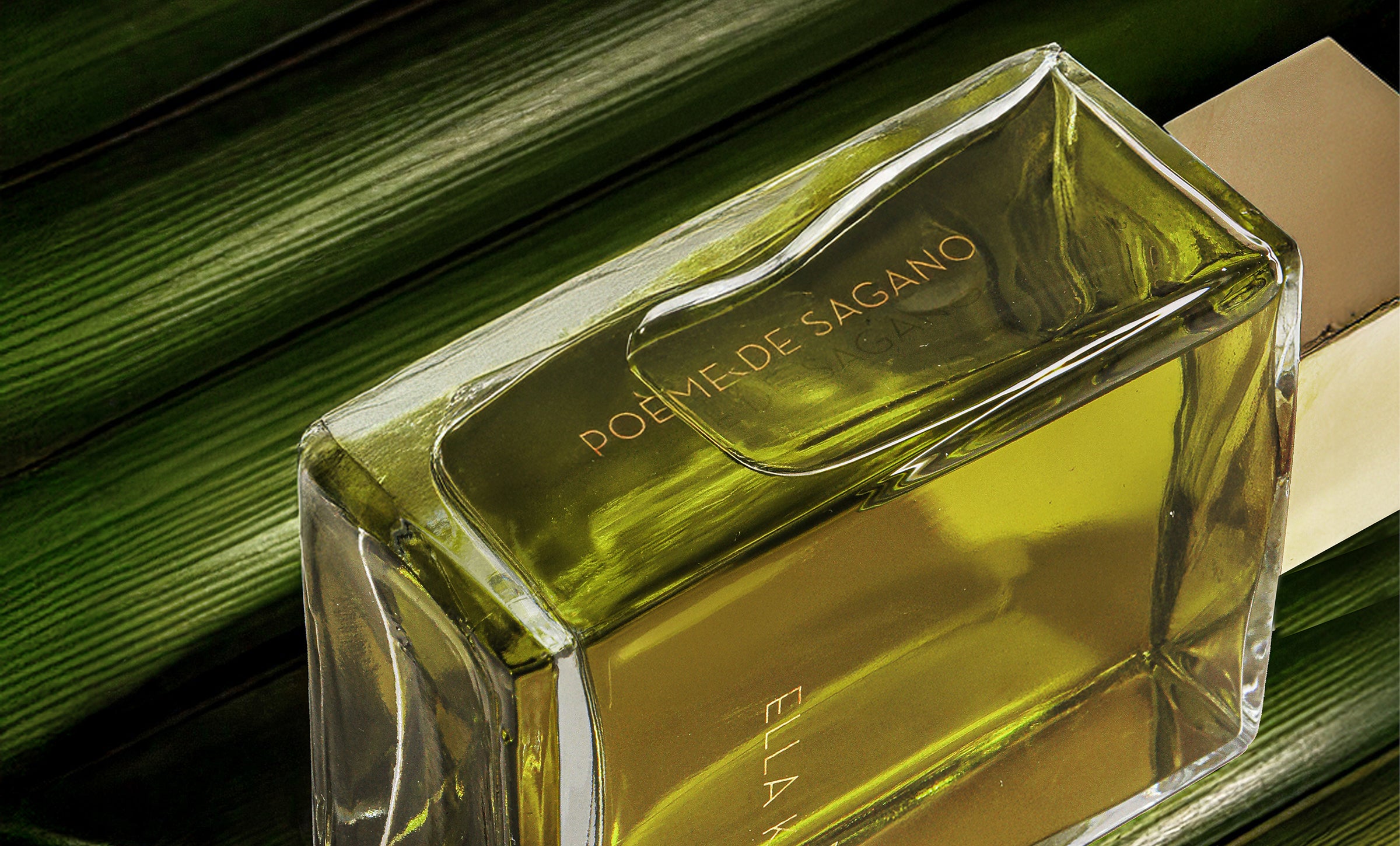 Détail du flacon « Poème de Sagano » d’Ella K sur une surface naturelle – design minimaliste et tradition olfactive d’Asie.