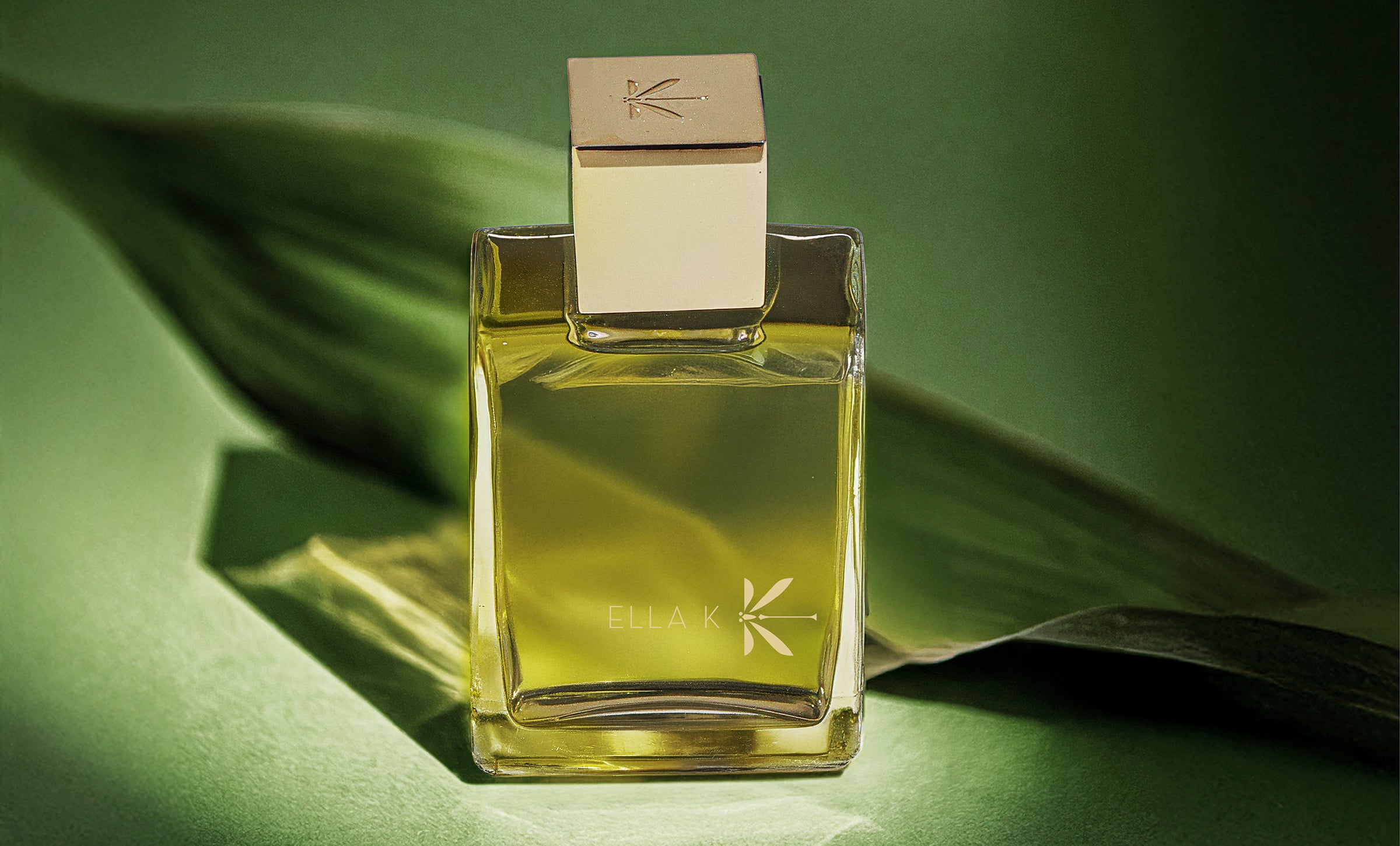 Le flacon du parfum « Poème de Sagano » d’Ella K devant une lumière douce et une texture de bambou – hommage à la forêt de bambous d’Arashiyama à Kyoto.