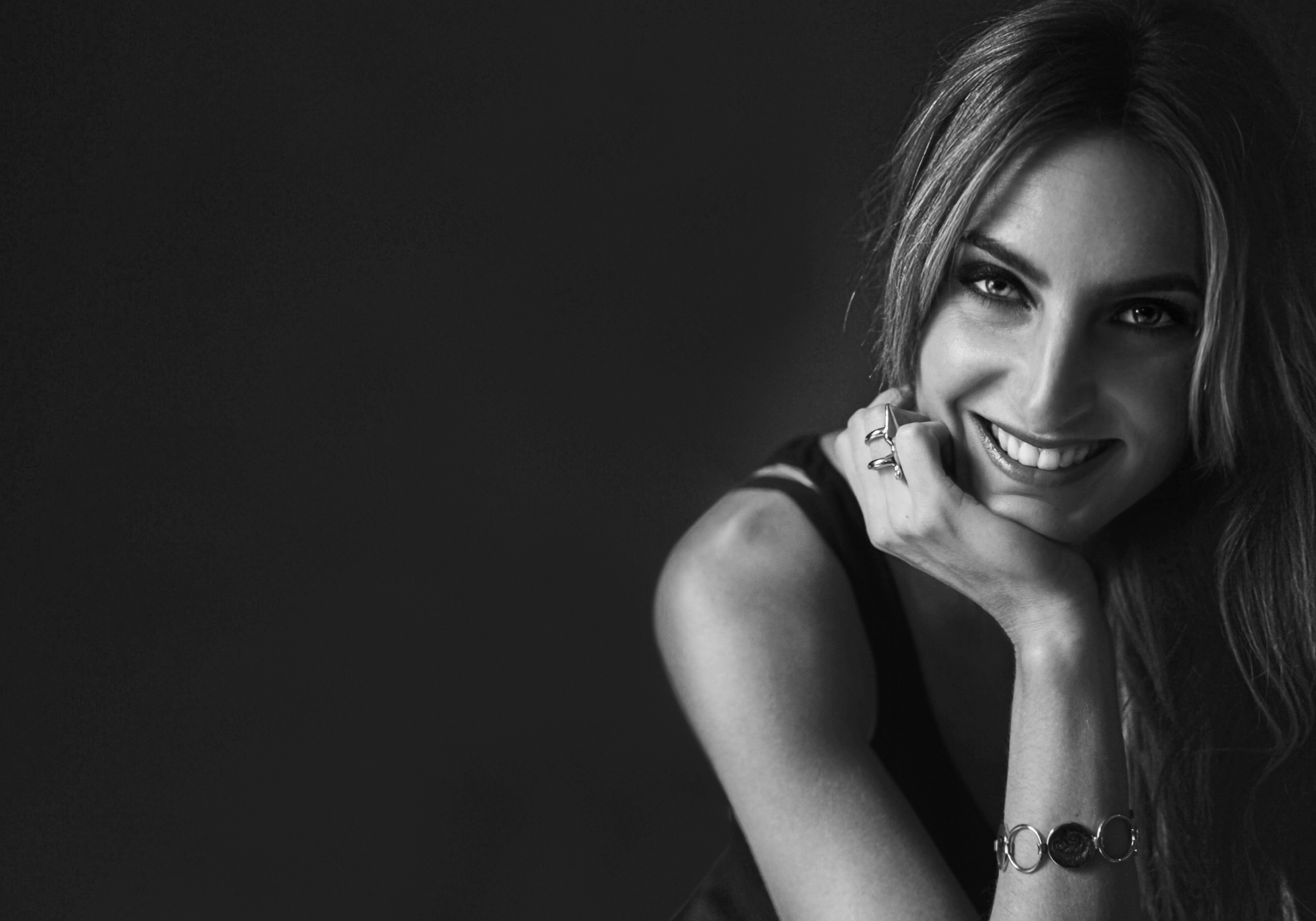 Sonia Constant, fondatrice des parfums Ella K, souriante sur un portrait en noir et blanc – la visionnaire créative derrière les voyages olfactifs de la marque.