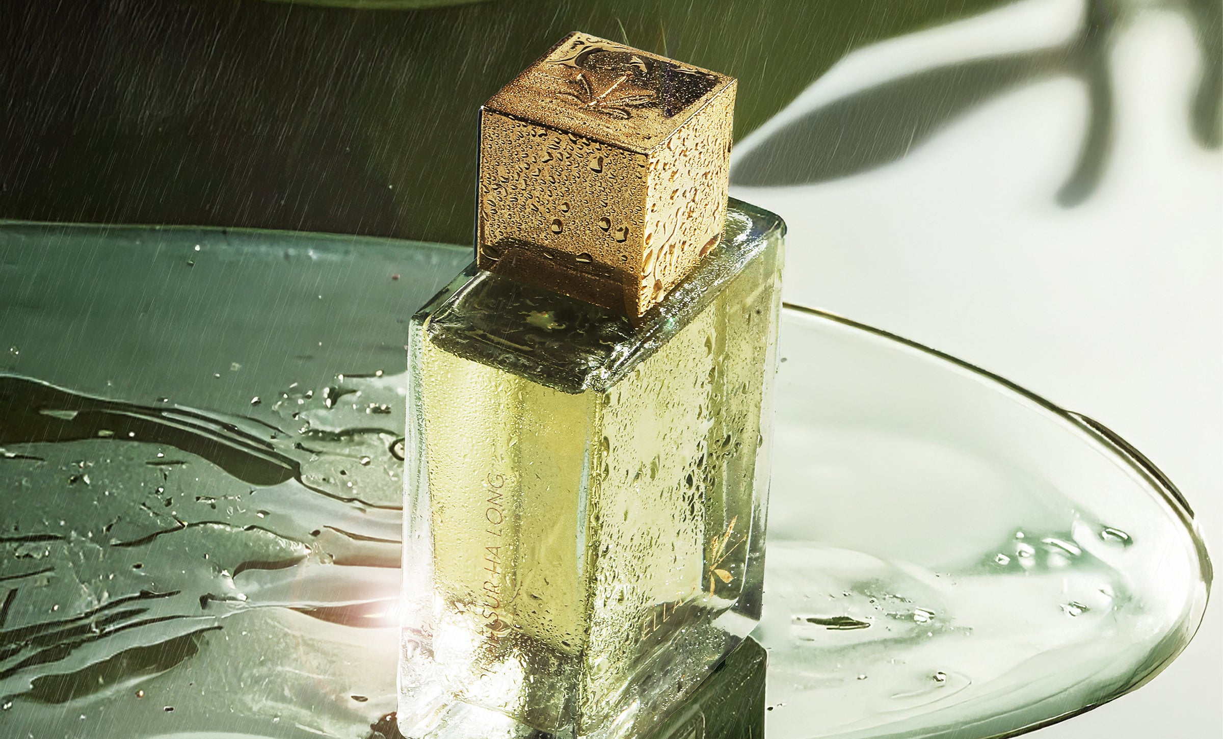Flacon debout du parfum Pluie sur Ha Long d’Ella K sur une surface mouillée – scène stylisée sous la pluie avec reflets lumineux.