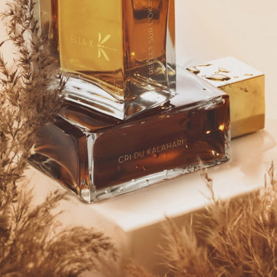 Vidéo d’une série d’images atmosphériques – avec des impressions de voyage, des portraits émotionnels et des flacons mis en scène de l’univers du parfum Cri de Kalahari d’Ella K Parfums. Inspirée par les expériences personnelles de la parfumeuse Sonia Constant. Cette narration visuelle capture l’ambiance, l’origine et l’idée créative de Cri de Kalahari et rend ce parfum signature intensément perceptible.