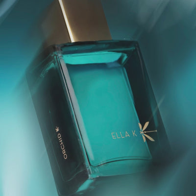 Vidéo d’une série d’images atmosphériques – avec des impressions de voyage, des portraits émotionnels et des flacons mis en scène de l’univers du parfum Orchid K d’Ella K Parfums. Inspirée par les expériences personnelles de la parfumeuse Sonia Constant. Cette narration visuelle capture l’ambiance, l’origine et l’idée créative de Orchid K et rend ce parfum signature intensément perceptible.