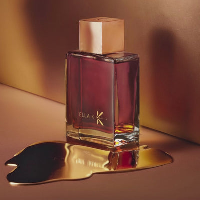 Vidéo d’une série d’images atmosphériques – avec des impressions de voyage, des portraits émotionnels et des flacons mis en scène de l’univers du parfum Lettre de Pushkar d’Ella K Parfums. Inspirée par les expériences personnelles de la parfumeuse Sonia Constant. Cette narration visuelle capture l’ambiance, l’origine et l’idée créative de Lettre de Pushkar et rend ce parfum signature intensément perceptible.