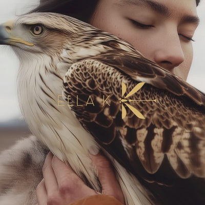 Vidéo d’une série d’images atmosphériques – avec des impressions de voyage, des portraits émotionnels et des flacons mis en scène de l’univers du parfum Mélodie de l’Altaï d’Ella K Parfums. Inspirée par les expériences personnelles de la parfumeuse Sonia Constant. Cette narration visuelle capture l’ambiance, l’origine et l’idée créative de Mélodie de l’Altai et rend ce parfum signature intensément perceptible.