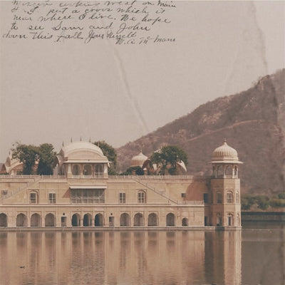 Vidéo d’une série d’images atmosphériques – avec des impressions de voyage, des portraits émotionnels et des flacons mis en scène de l’univers du parfum Lettre de Pushkar Hairmist d’Ella K Parfums. Inspirée par les expériences personnelles de la parfumeuse Sonia Constant. Cette narration visuelle capture l’ambiance, l’origine et l’idée créative de Lettre de Pushkar Hairmist et rend ce parfum signature intensément perceptible.
