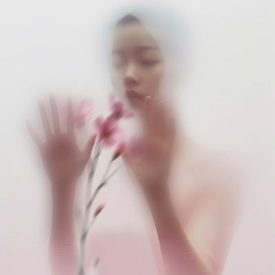Vidéo d’une série d’images atmosphériques – avec des impressions de voyage, des portraits émotionnels et des flacons mis en scène de l’univers du parfum Mémoire de Daisen In d’Ella K Parfums. Inspirée par les expériences personnelles de la parfumeuse Sonia Constant. Cette narration visuelle capture l’ambiance, l’origine et l’idée créative de Mémoire de Daisen In et rend ce parfum signature intensément perceptible.